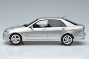 Lexus IS200 XE10 Strieborný Otto 1:18 OT991 Živica – obrázok 3 z 6