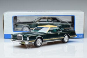Lincoln Continental Mark V Tmavo Zelený MCG 1:18 MCG18404 Kov – obrázok 6 z 6