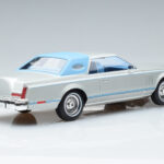 Lincoln Continental Mark V Strieborný MCG 1:18 - image 2 of 6