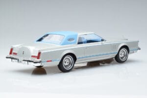 Lincoln Continental Mark V Strieborný MCG 1:18 MCG18403 Kov – obrázok 2 z 6