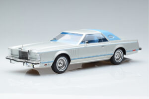 Lincoln Continental Mark V Strieborný MCG 1:18
