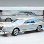 Lincoln Continental Mark V Strieborný MCG 1:18 - image 6 of 6