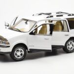Lincoln Navigator Biely AUTOart 1:18 - image 2 of 8