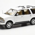 Lincoln Navigator Biely AUTOart 1:18