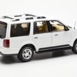 Lincoln Navigator Biely AUTOart 1:18 - image 3 of 8