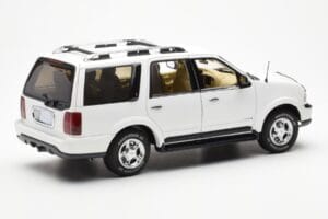 Lincoln Navigator Biely AUTOart 1:18 72761 Kov – obrázok 3 z 8