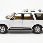 Lincoln Navigator Biely AUTOart 1:18 - image 4 of 8