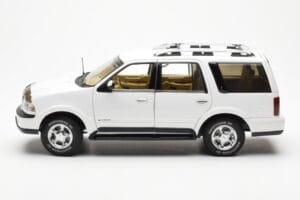 Lincoln Navigator Biely AUTOart 1:18 72761 Kov – obrázok 4 z 8