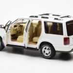 Lincoln Navigator Biely AUTOart 1:18 - image 5 of 8
