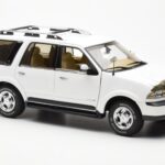 Lincoln Navigator Biely AUTOart 1:18 - image 6 of 8