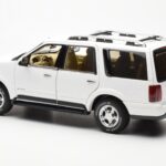 Lincoln Navigator Biely AUTOart 1:18 - image 7 of 8