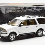 Lincoln Navigator Biely AUTOart 1:18 - image 8 of 8