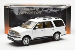 Lincoln Navigator Biely AUTOart 1:18 72761 Kov – obrázok 8 z 8