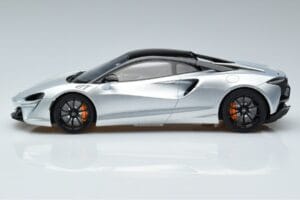 McLaren Artura Strieborný GT Spirit 1:18 GT873 Živica – obrázok 3 z 6