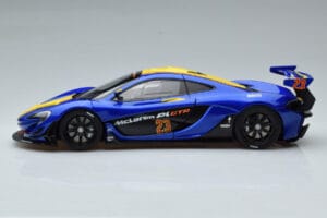 McLaren P1 GTR Modrá So Žltými Pruhmi AUTOart 1:18 81542 Kompozit – obrázok 4 z 7