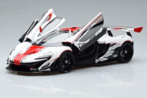 McLaren P1 GTR Lesklá Biela S Červenými Pruhmi AUTOart 1:18 81541 Kompozit – obrázok 2 z 7