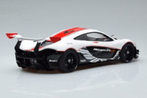 McLaren P1 GTR Lesklá Biela S Červenými Pruhmi AUTOart 1:18 81541 Kompozit – obrázok 3 z 7