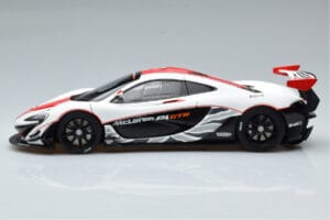 McLaren P1 GTR Lesklá Biela S Červenými Pruhmi AUTOart 1:18 81541 Kompozit – obrázok 4 z 7