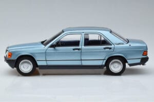 Mercedes 190E W201 Svetlomodrá Norev 1:18 183828 Kov – obrázok 4 z 7