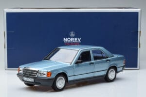 Mercedes 190E W201 Svetlomodrá Norev 1:18 183828 Kov – obrázok 7 z 7