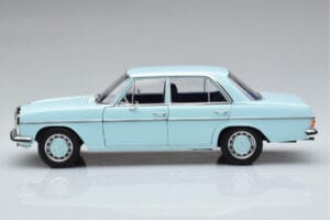 Mercedes 200 W115 Norev 1:18 183777 Kov – obrázok 4 z 7
