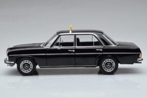 Mercedes 200 W115 Taxi Norev 1:18 183776 Kov – obrázok 4 z 7