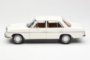 Mercedes 200 W115 Biely Norev 1:18 183770 Kov – obrázok 4 z 8