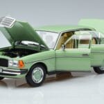Mercedes 200 W123 Zelený Norev 1:18 183796 Kov - image 2 of 7