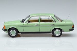 Mercedes 200 W123 Zelený Norev 1:18 183796 Kov – obrázok 4 z 7