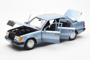 Mercedes 230E W124 Svetlomodrý Metalíza Norev 1:18 183945 Kov – obrázok 2 z 8
