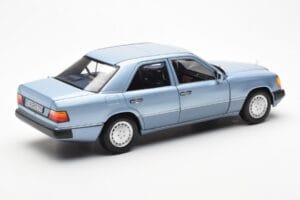 Mercedes 230E W124 Svetlomodrý Metalíza Norev 1:18 183945 Kov – obrázok 3 z 8