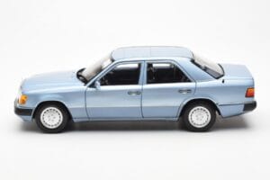 Mercedes 230E W124 Svetlomodrý Metalíza Norev 1:18 183945 Kov – obrázok 4 z 8