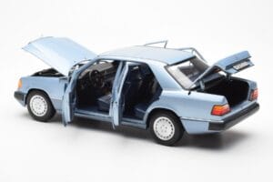 Mercedes 230E W124 Svetlomodrý Metalíza Norev 1:18 183945 Kov – obrázok 5 z 8