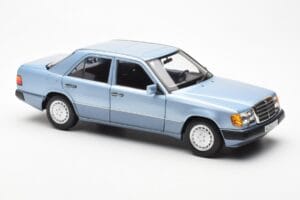 Mercedes 230E W124 Svetlomodrý Metalíza Norev 1:18 183945 Kov – obrázok 6 z 8