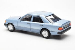 Mercedes 230E W124 Svetlomodrý Metalíza Norev 1:18 183945 Kov – obrázok 7 z 8