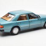 Mercedes 230E W124 Beryl Metallic Edícia Dealera Norev 1:18 B66040698 - image 3 of 8