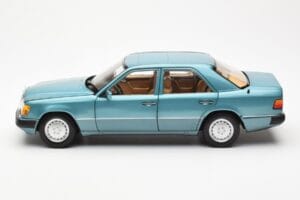Mercedes 230E W124 Beryl Metallic Edícia Dealera Norev 1:18 B66040698 Kov – obrázok 4 z 8