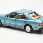 Mercedes 230E W124 Beryl Metallic Edícia Dealera Norev 1:18 B66040698 - image 7 of 8