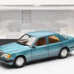 Mercedes 230E W124 Beryl Metallic Edícia Dealera Norev 1:18 B66040698 - image 8 of 8