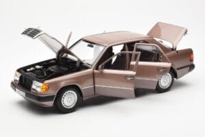 Mercedes 230E W124 Rosewood Metallic Edícia Dealera Norev 1:18 B66040697 Kov – obrázok 2 z 8