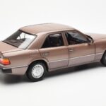 Mercedes 230E W124 Rosewood Metallic Edícia Dealera Norev 1:18 B66040697 - image 3 of 8