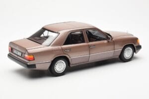 Mercedes 230E W124 Rosewood Metallic Edícia Dealera Norev 1:18 B66040697 Kov – obrázok 3 z 8
