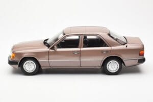 Mercedes 230E W124 Rosewood Metallic Edícia Dealera Norev 1:18 B66040697 Kov – obrázok 4 z 8