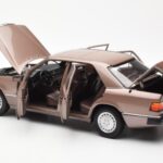 Mercedes 230E W124 Rosewood Metallic Edícia Dealera Norev 1:18 B66040697 - image 5 of 8