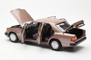 Mercedes 230E W124 Rosewood Metallic Edícia Dealera Norev 1:18 B66040697 Kov – obrázok 5 z 8