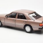 Mercedes 230E W124 Rosewood Metallic Edícia Dealera Norev 1:18 B66040697 - image 7 of 8