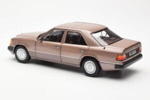 Mercedes 230E W124 Rosewood Metallic Edícia Dealera Norev 1:18 B66040697 Kov – obrázok 7 z 8