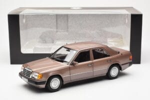 Mercedes 230E W124 Rosewood Metallic Edícia Dealera Norev 1:18 B66040697 Kov – obrázok 8 z 8
