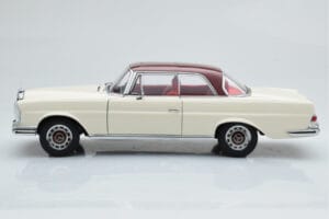 Mercedes 280 SE W108 Biely AUTOart 1:18 76287 Kov – obrázok 5 z 8