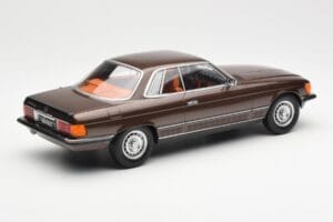 Mercedes 500 SLC C107 Hnedý KK-Scale 1:18 180851 Kov – obrázok 2 z 6